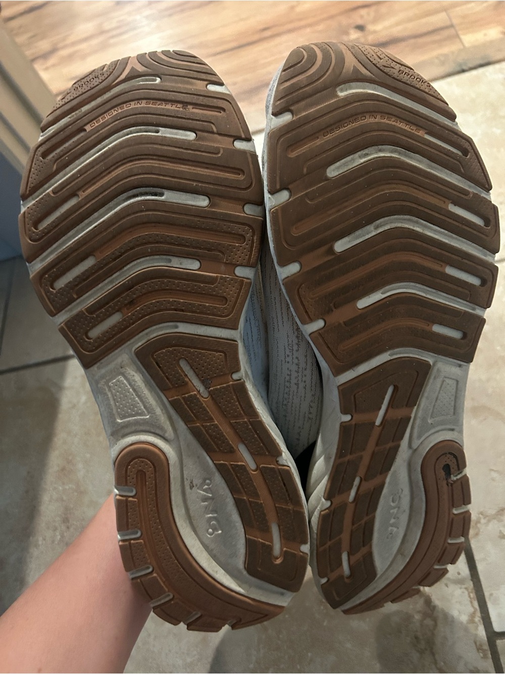 Brooks Men White and Black Neutral Running Shoes - Picture 4 of 5